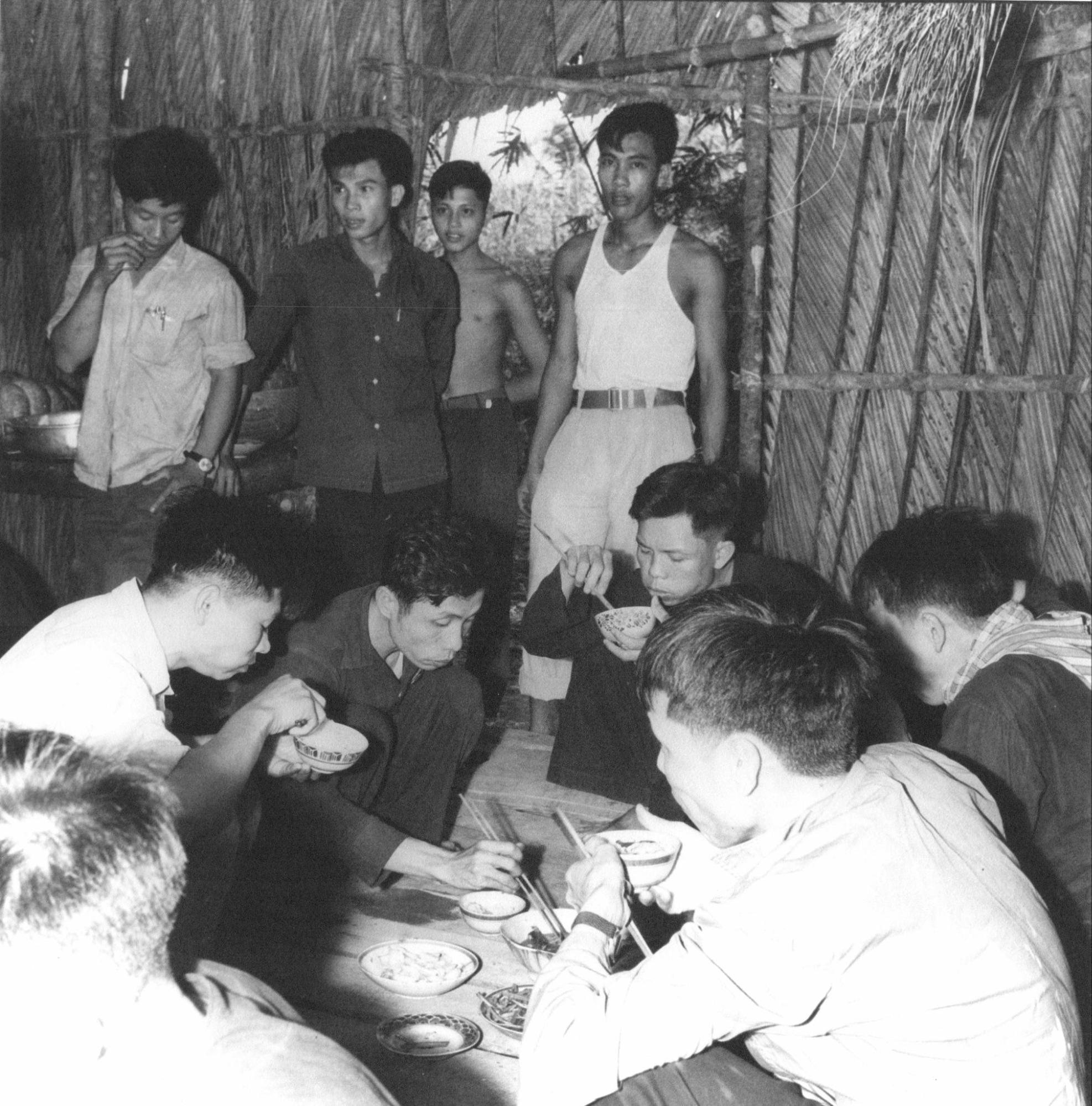 vo-an-khanh-s-mangrove-theatre-vietnam-wartime-photography-in-paris