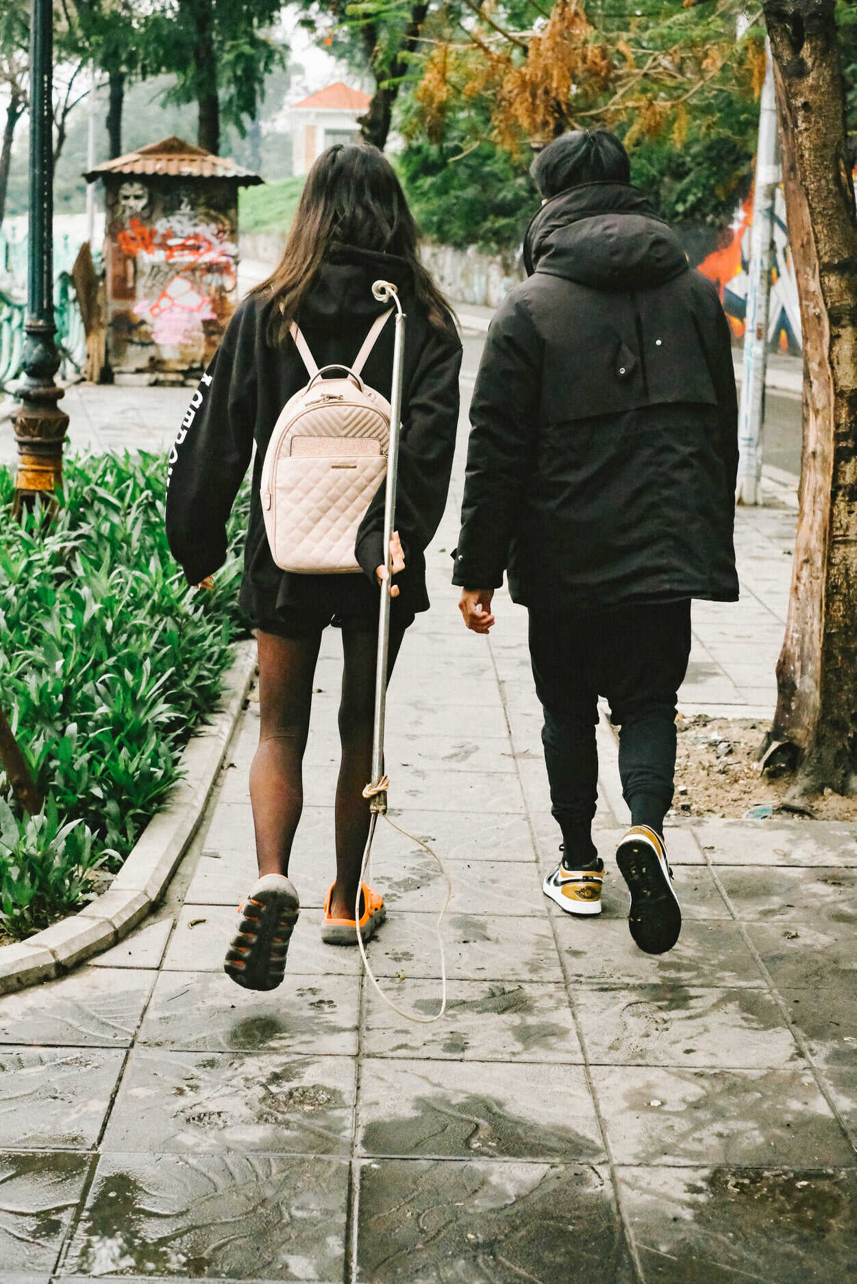 Hai người này đáng nghi lắm nhé! | Nguồn Việt đi linh tinh LoiLoi_11