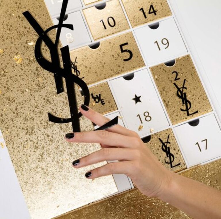 YSL Beauty Advent calendar 2021 có thiết kế đơn giản nhưng thanh lịch Logo YSL rất lớn màu đen trông rất nổi bật trên nền vàng và trắng | Nguồn YSL Beauty