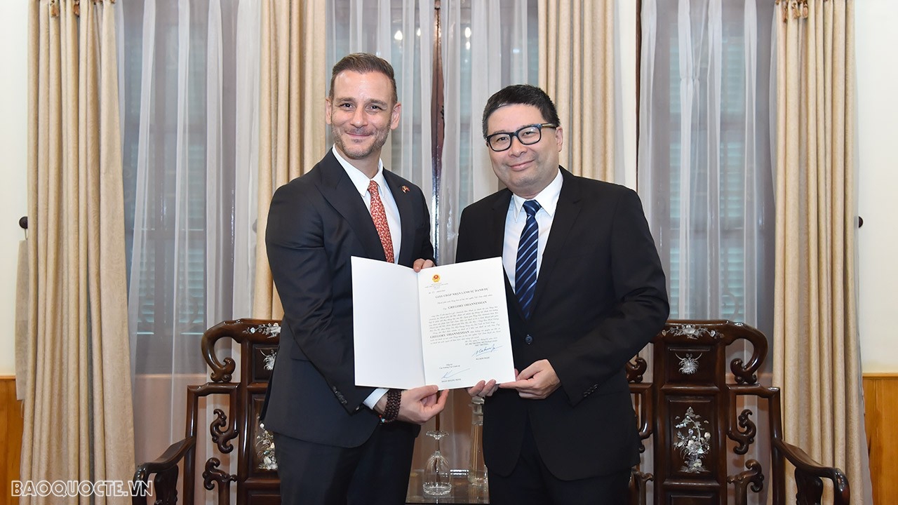 The Head of the Consular Section Doãn Hoàng Minh presented the Letter of Acceptance of Consular duties to Mr Gregory Ohannessian Honorary Consul of the Republic of Armenia in Ho Chi Minh City | Source Baoquoctevn
