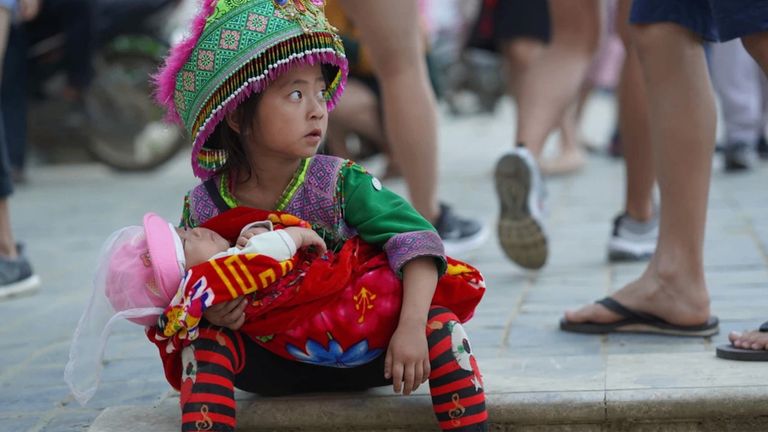Children dance to famous TikTok trends for hours to earn money. | Source: Lao Dong
