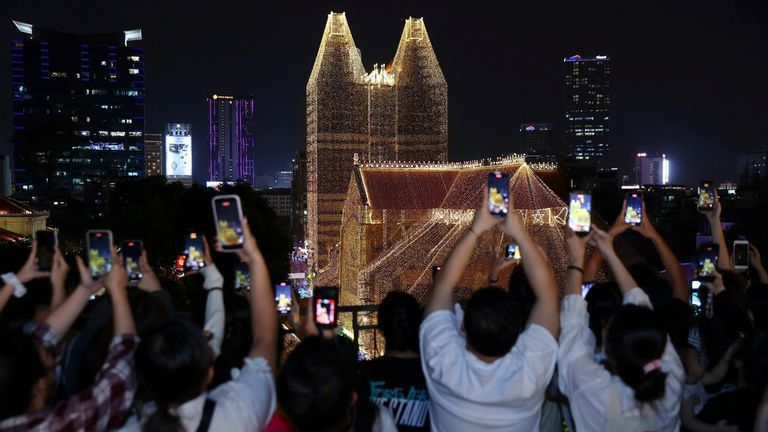 Many people took pictures of Notre Dame Cathedral. | Source: ZNews