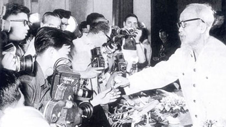 Bác Hồ với các phóng viên báo chí. | Nguồn: Bảo tàng Hồ Chí Minh (chi nhánh TPHCM)