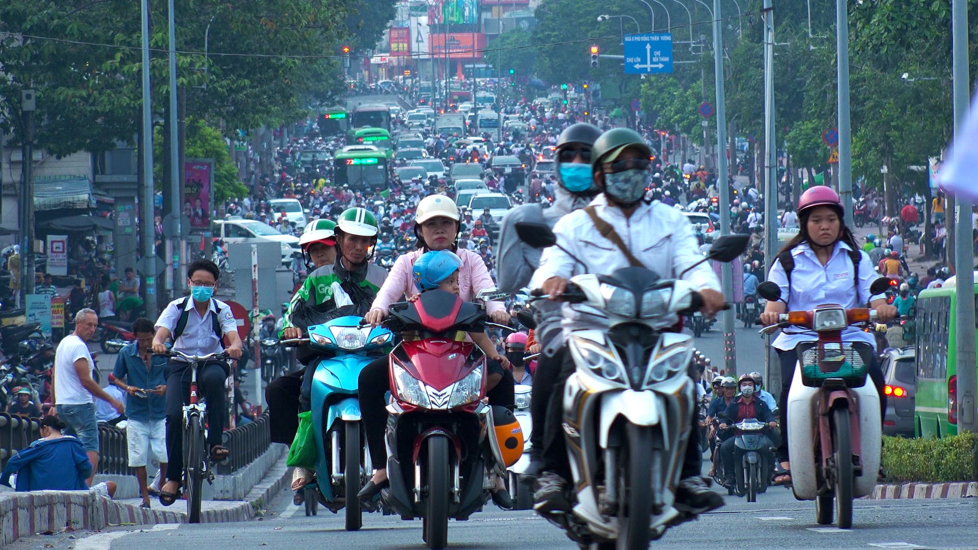 The majority of the vehicles found in highways in big cities like Hanoi and Ho Chi Minh City are old and therefore fall short of recommended emission standards | Source Shutterstock