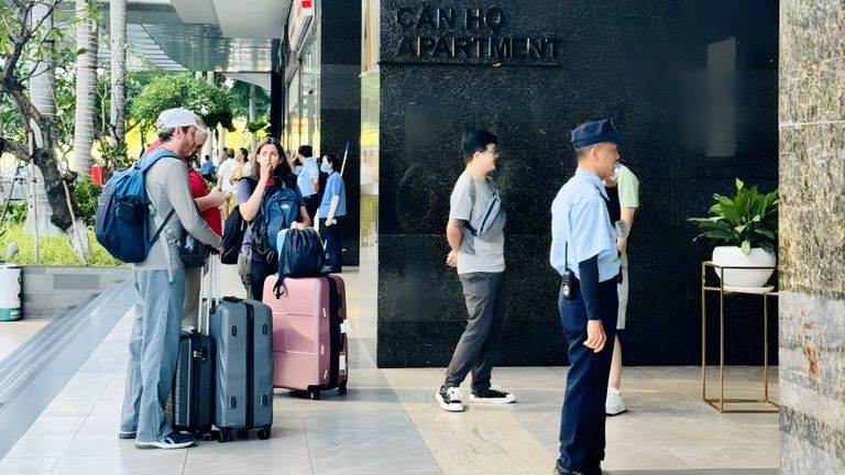 Tourists choose to stay at an apartment building (Airbnb) during their travel to Ho Chi Minh City. | Source: Thanh Nien