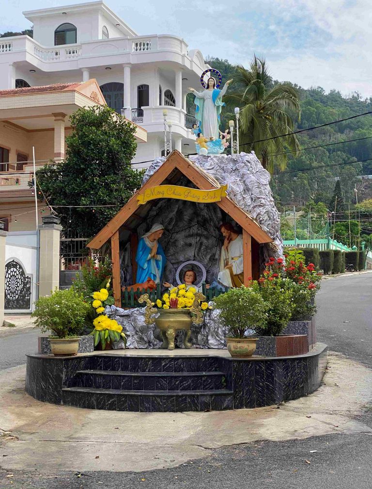 Mặt hang đaacute nagravey nằm che trước một ngocirci nhagrave trecircn đường Thống Nhất Gograve Vấp Nguồn Patrick Scott