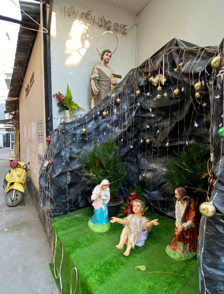 Nguyễn Ngọc Hải 61 tuổi cugraveng chuacute của ocircng đatilde đốt caacutec tuacutei nylong trắng để tạo ra vẻ uốn lượn của tảng đaacute phủ đầy tuyết Nguồn Patrick Scott