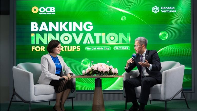 Bà Hoàng Thị Kim Dung (bìa trái) và ông Phạm Hồng Hải, CEO ngân hàng OCB (bìa phải) trong một phiên thảo luận. | Nguồn: VNEconomy