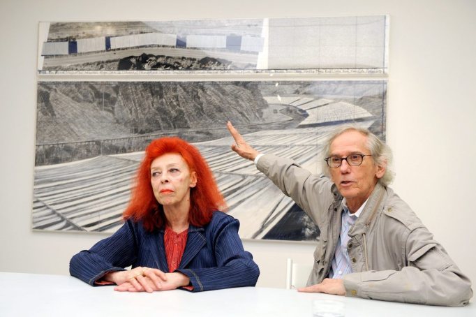 Jeanne-Claude và Christo với tác phẩm Over The River | Nguồn APDominic Favre