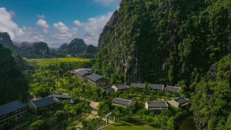 Set among Ninh Bình’s limestone karsts and rice fields, Jiva Hoa Lu Retreat reflects Vietnam’s growing shift toward inland, slow-travel stays. | Source: Jiva Hoa Lu Retreat