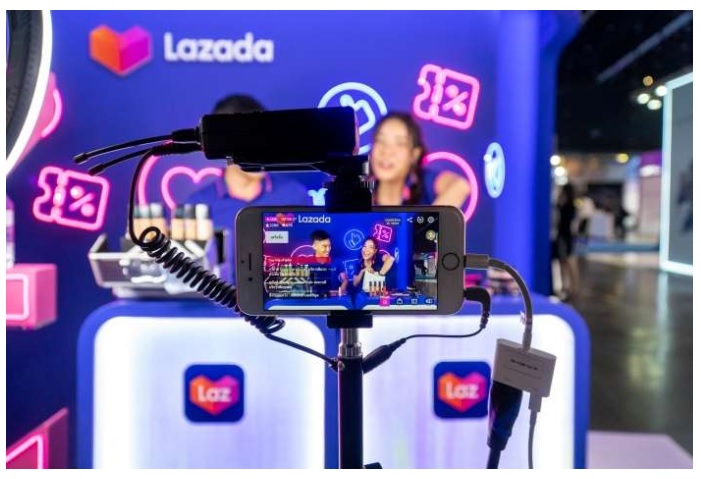 Ai rồi cũng livestream | Nguồn Lazada