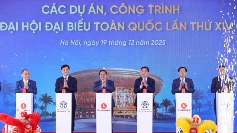 Prime Minister Pham Minh Chinh and senior officials at the groundbreaking events of 234 major projects on December 19. | Source: Bao Lao Dong