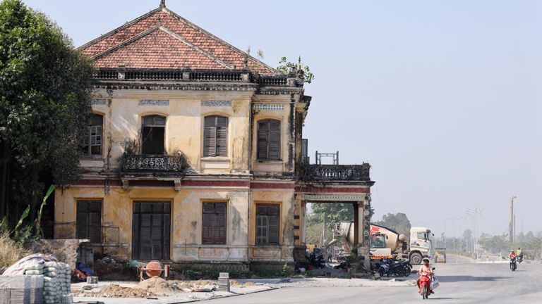 100th-year old villa located along the Riverfront Road, Dong Nai. | Source: Phước Tuấn for VnExpress