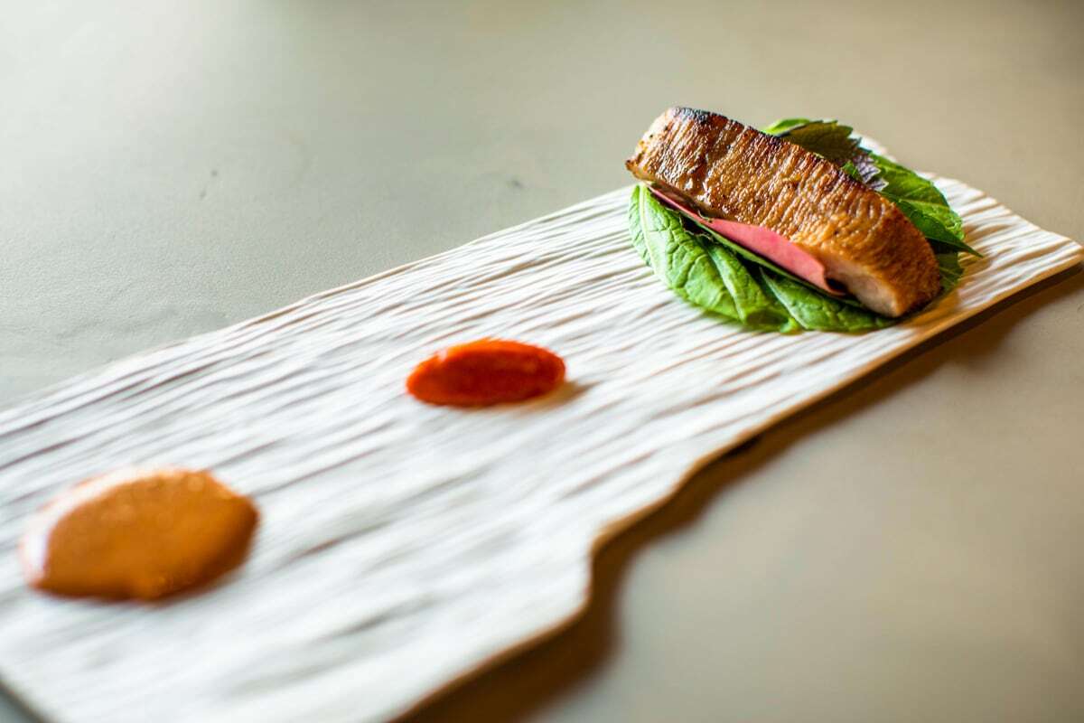 Thịt heo rừng Iberico ăn cùng với rau rừng fermented chili và chấm với mắm tôm chà