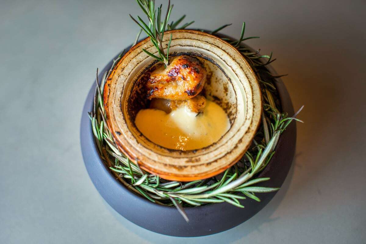 Món phèo non ướp với 3 loại đậu tương lên men của Nhật ăn cùng sốt miso hollandaise