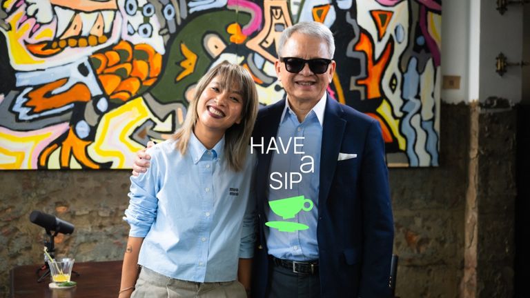 Host Thùy Minh và doanh nhân Phạm Đức Trung Kiên tại Have A Sip. | Nguồn: Khooa Nguyễn cho Vietcetera