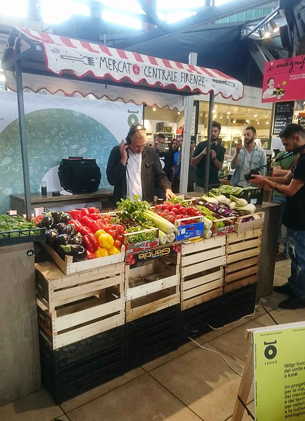 Một DJ đang chơi nhạc ở chợ Trung tâm Florence Mercato Centrale với quầy DJ được trang trí như sạp rau củ | Nguồn Lý Gia Viên Một sạp baacuten rau củ trong chợ ở Yacute