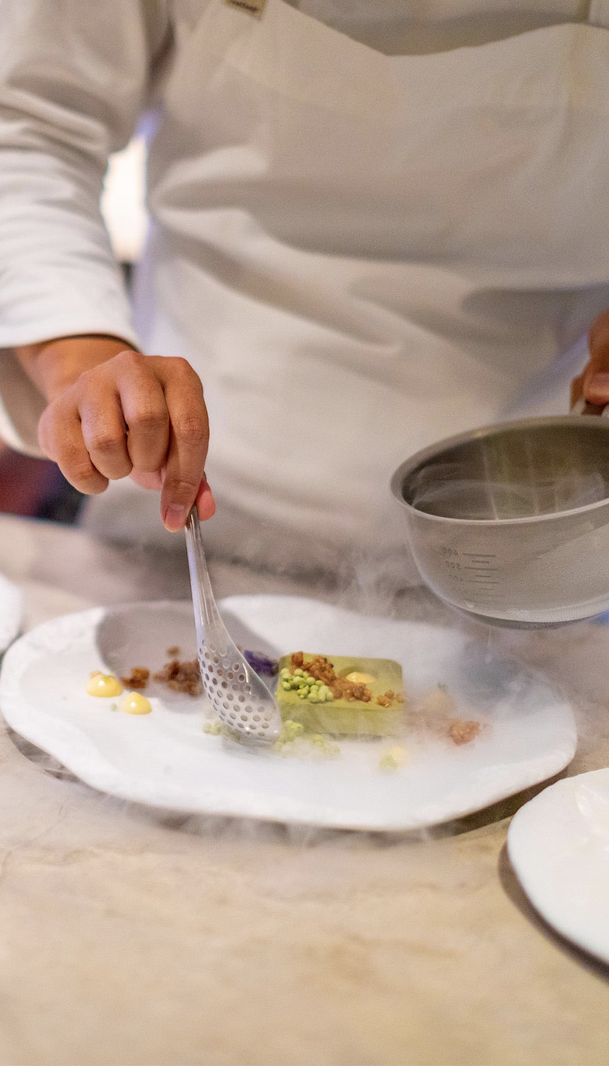 Ngồi tại quầy thực khách sẽ được chiêm ngưỡng trọn vẹn quá trình chuẩn bị công phu