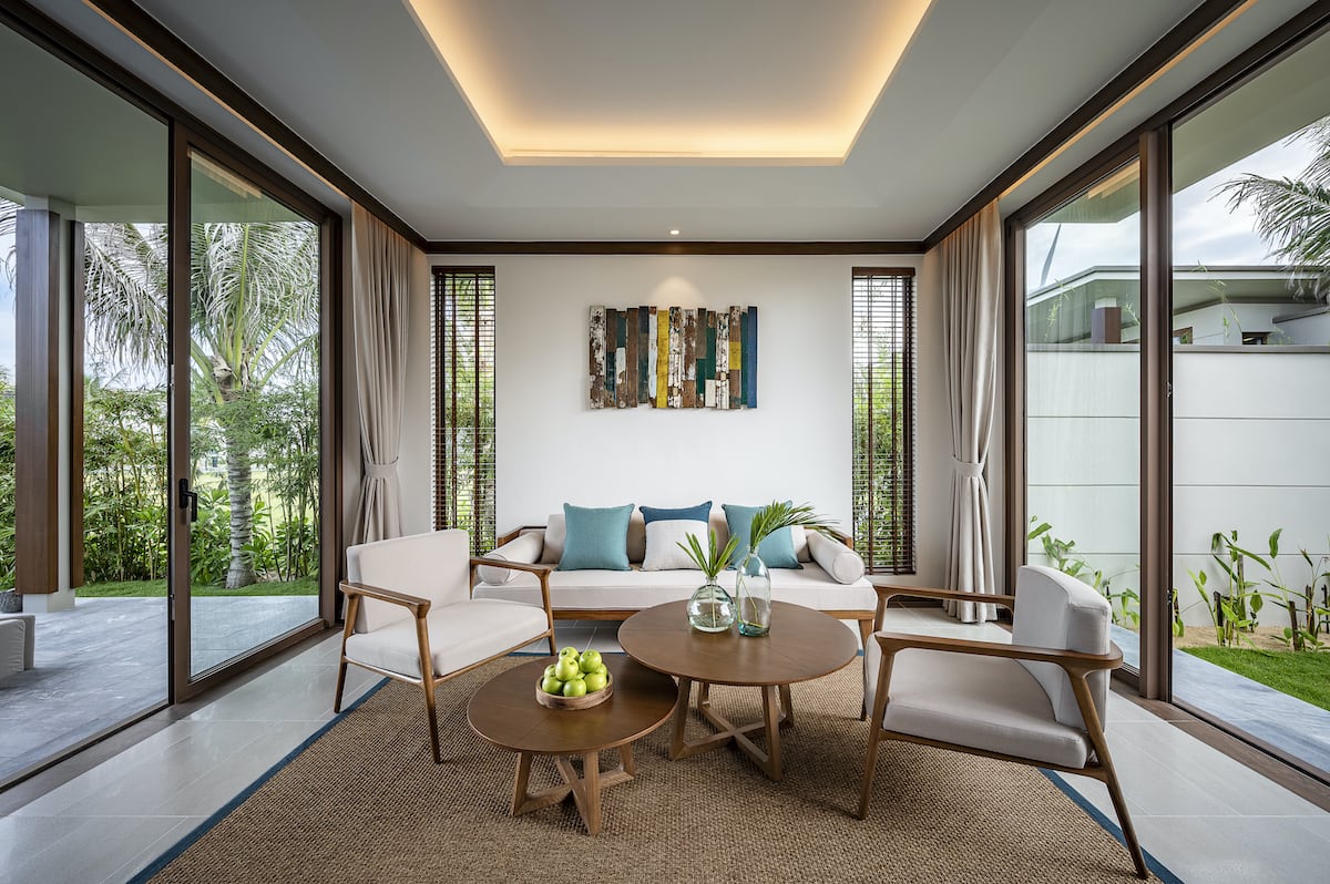 Với khoản sân vườn xanh rộng bên ngoài và những bức hoạ cô đọng bên trong khu nghỉ dưỡng như ngâng lên lời ca về một Bình Định xinh đẹp | Nguồn Maia Resort Quy Nhơn Với khoản sân vườn xanh rộng bên ngoài và những bức hoạ cô đọng bên trong khu nghỉ dưỡng như ngâng lên lời ca về một Bình Định xinh đẹp Nguồn Maia Resort Quy Nhơn