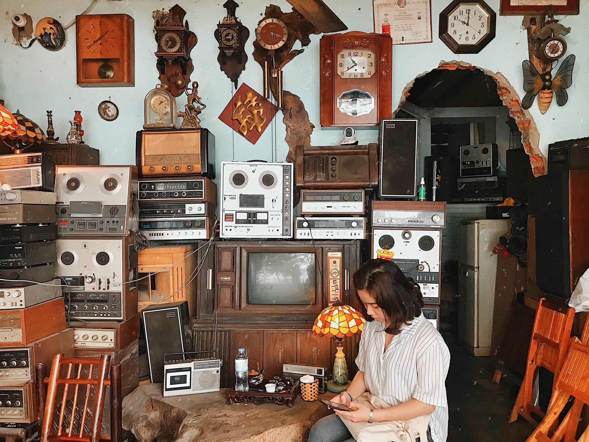 Đây là bộ sưu tập loa cũ ti vi radio siêu xịn ở quán | Nguồn Đi-cà-phê-không nhac xua ca phe ho tay