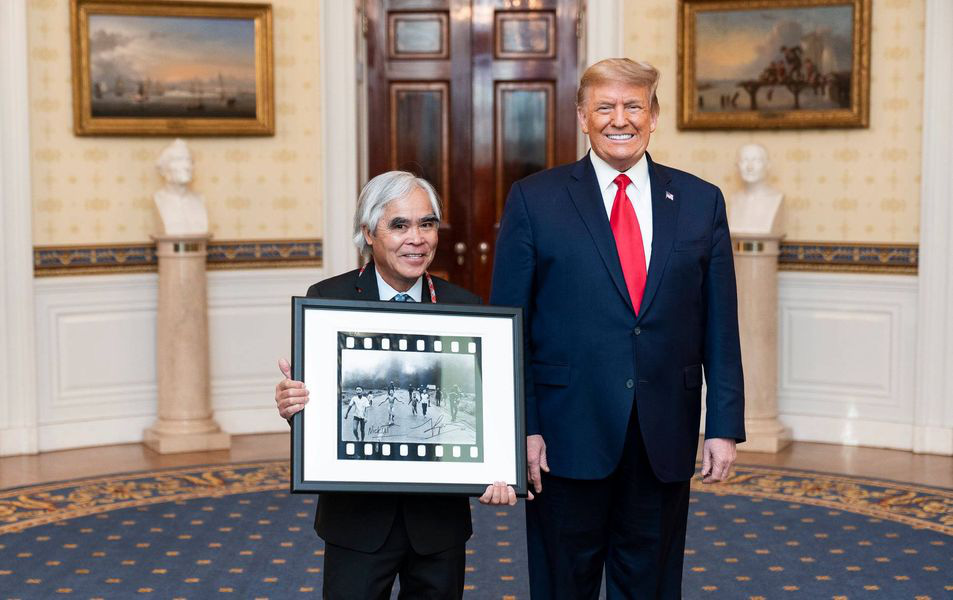 Nhiếp ảnh gia Nick Út nhận Huân Nghệ thuật do cựu Tổng Donald Trump trao tặng