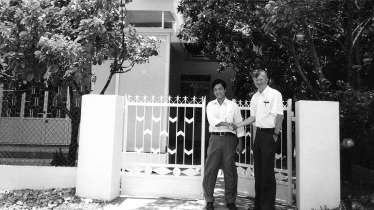 Hai nhà sáng lập Dự án RENEW, ông Hoàng Nam và ông Chuck Searcy, tại Đông Hà khoảng năm 2001. Ảnh từ kho lưu trữ của Dự án RENEW.