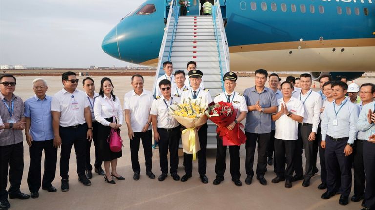 The first flight landed at Long Thanh International Airport. Source: Bao Chinh Phu