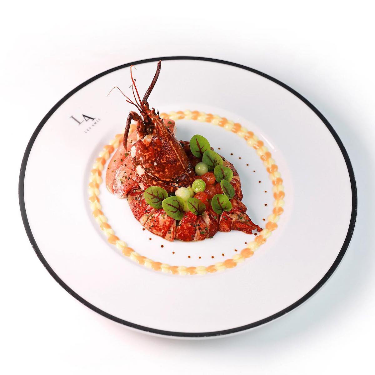 Món Le Homard Bleu En Salade Tôm hùm xanh từ Normandy điểm xuyết củ quả ăn cùng sốt cocktail cổ điển của nhà hàng Les Amis Singapore Món Le Homard Bleu En Salade Tôm hùm xanh từ Normandy điểm xuyết củ quả ăn cùng sốt cocktail cổ điển của nhà hàng Les Amis Singapore