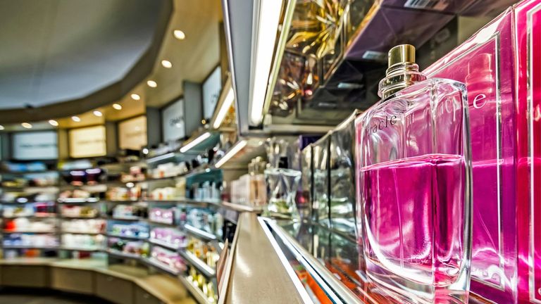 Hình minh hoạ hàng hoá được bán trên kệ. | Nguồn: Unsplash