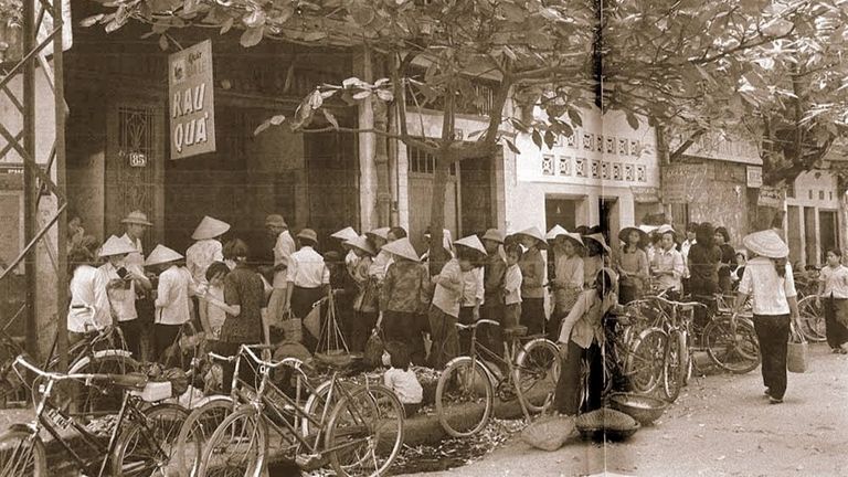 People were queuing to buy food during the subsidy period in Hanoi. | Source: former British Deputy Ambassador John Ramsden