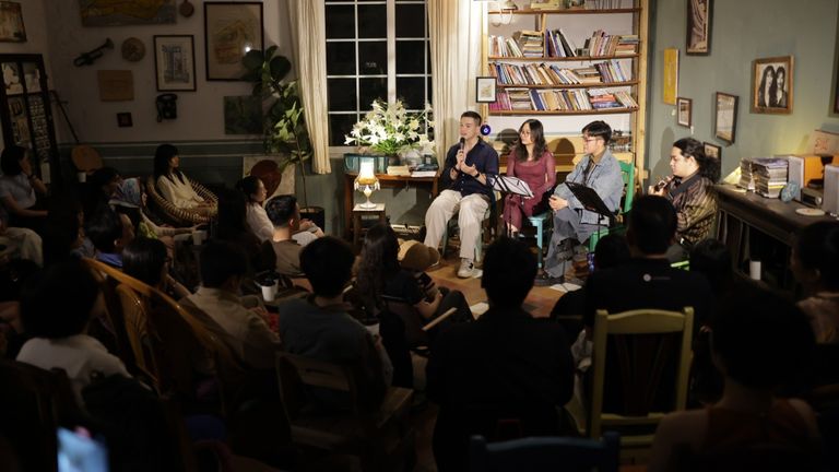 Quang cảnh một buổi trình diễn thơ của nhóm dự án văn hóa Hà Nội FM. | Nguồn: NVCC