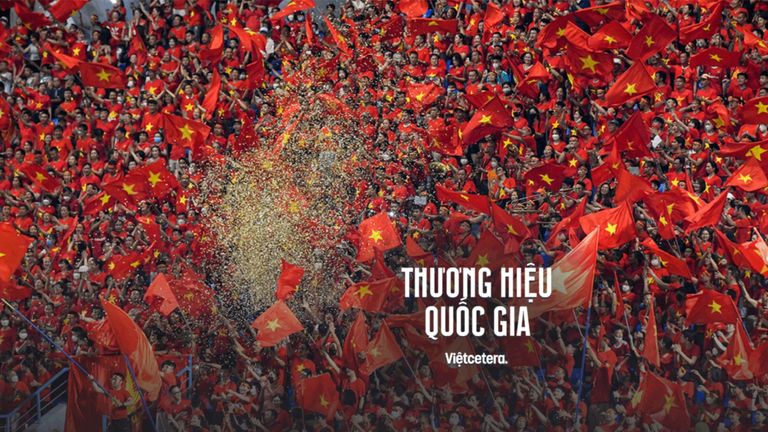 Bạn bè quốc tế thật sự ấn tượng trước hình ảnh cả sân vận động Mỹ Đình tràn ngập sắc đỏ cờ Tổ quốc tung bay. | Nguồn: Báo Nhân Dân