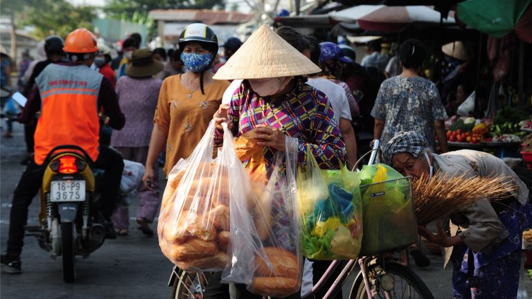 Street cries are used to attract customers. | Source: Thanh Nien