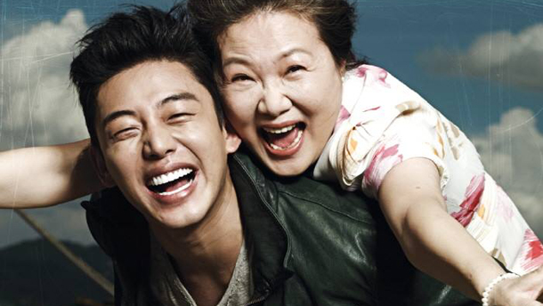 Diễn viên Kim Hae-sook và Yoo Ah-in hoá thân thành mẹ - con trong phim Tough as Iron 2013 Mama boy đôi khi chỉ đơn giản mang nghĩa người con trai thân thiết với mẹ Diễn viecircn Kim Haesook vagrave Yoo Ahin trong phim Tough as Iron 2013