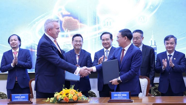 Chủ tịch UBND TPHCM Nguyễn Văn Được chứng kiến Sở KH&CN TPHCM cùng Công ty AIC và các đối tác quốc tế ký kết MOU về đầu tư Trung tâm dữ liệu AI tại Khu công nghiệp Tân Phú Trung. | Nguồn: CafeF