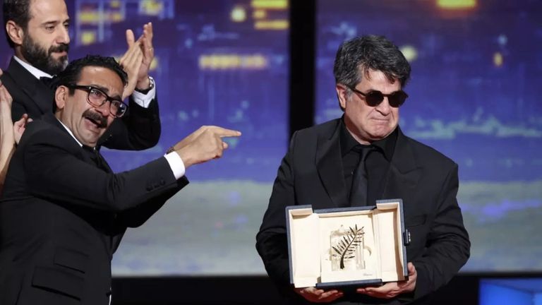 Biên kịch kiêm đạo diễn người Iran Jafar Panahi (bên phải) và ê-kíp ăn mừng sau khi giành giải Cành Cọ Vàng với bộ phim It Was Just an Accident. | Nguồn: Sameer Al-Doumy / AFP qua Getty Images