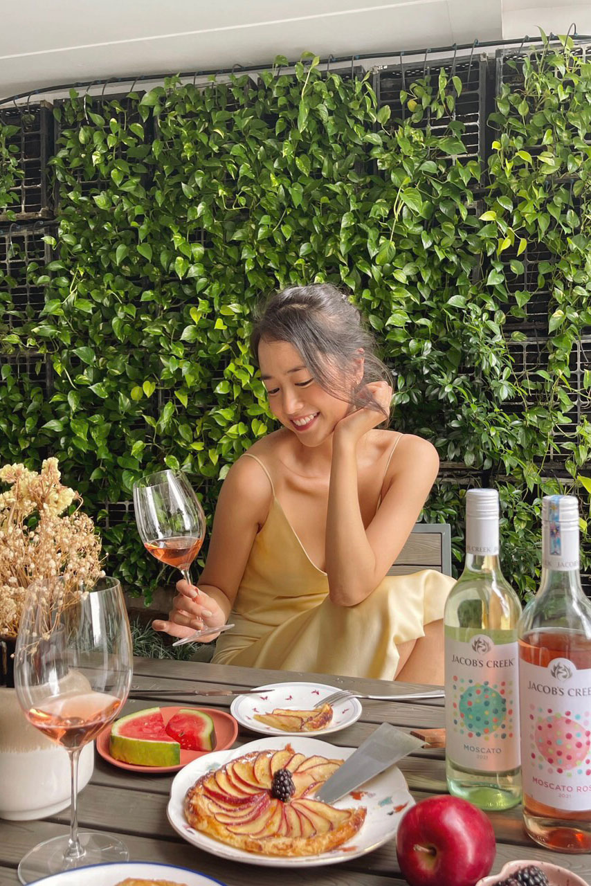 Vị ngọt thơm từ dòng rượu vang hồng rosé khá lý tưởng để dùng trong các bữa tiệc nhẹ hoặc tiệc tối thân mật | Nguồn Amandine Instagram JC