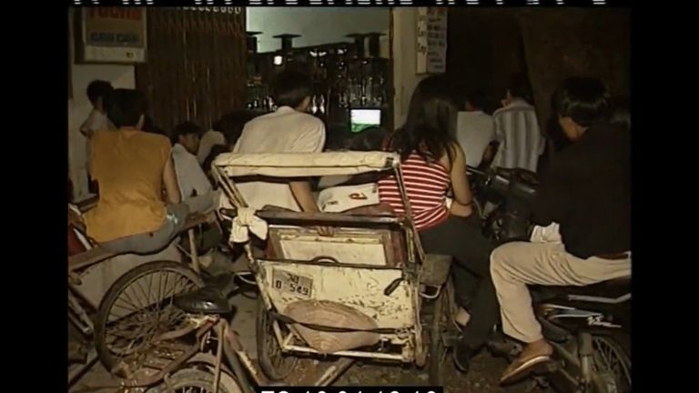 Xem bóng đá tập thể ở Hà Nội, năm 1998. | Nguồn: Reuters
