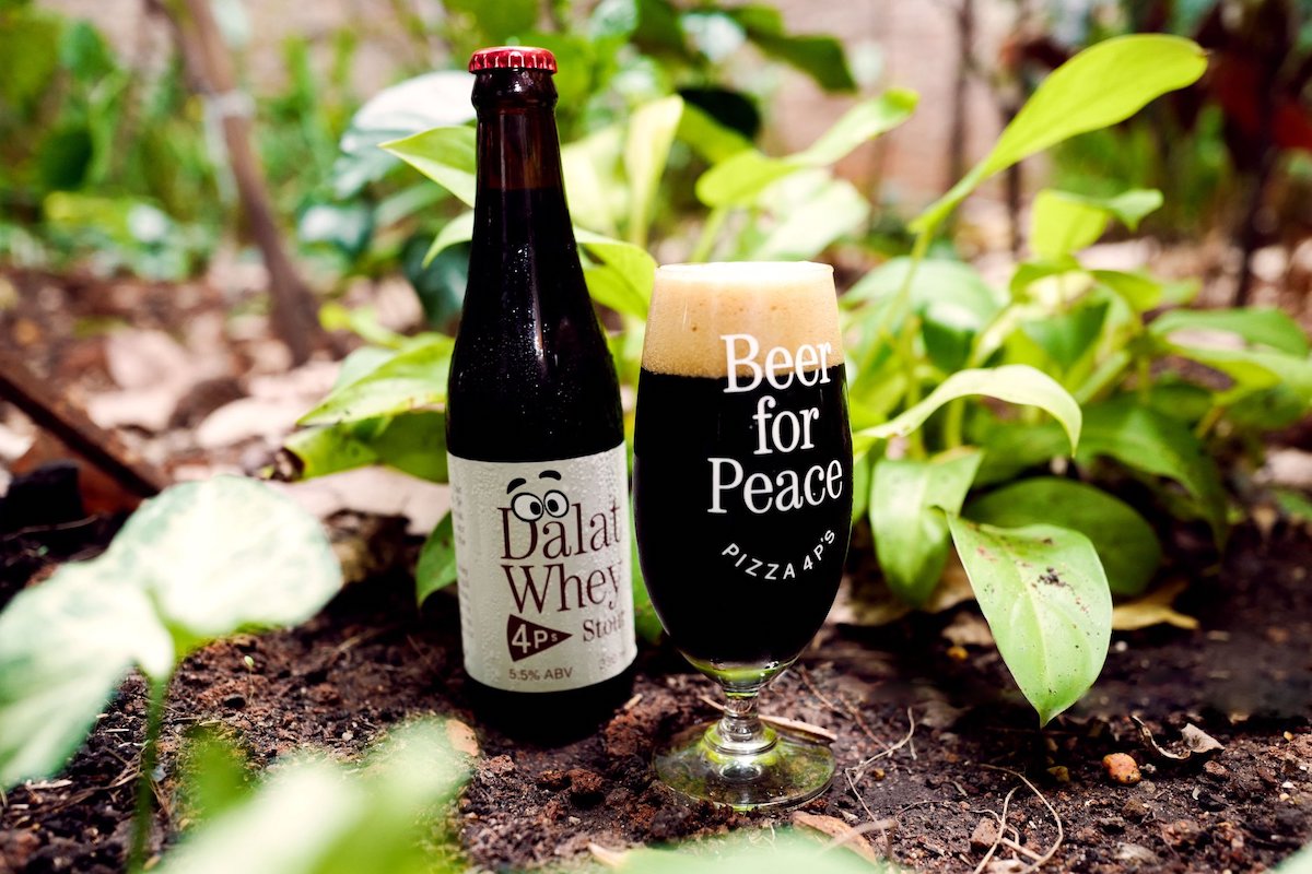 Bia Dalat Whey Stout từ Pizza 4Ps tận dụng nguồn nước whey - loại nước sản phẩm phụ được tạo ra mỗi ngày từ việc sản xuất phô mai tại nhà máy ở Đà Lạt | Nguồn Pizza 4Ps Pizza 4P
