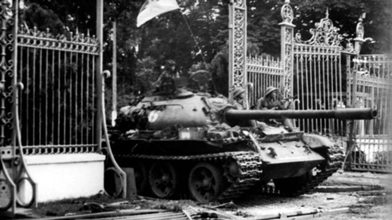The historic moment when North Vietnam’s military tank entered the Presidential Palace of the Republic of Vietnam on 30 April 1975. | Source: Vietnam News Agency
