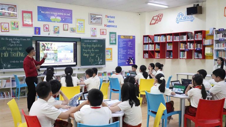 Học sinh trong tiết học tích hợp AI. | Nguồn: Báo Đại biểu Nhân dân