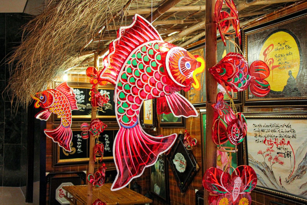 Sheraton Saigon has decorated the area next to the bakery with calligraphic imagery and lanterns reminiscent of the rustic but brilliant custom done during Mid-Autumn Festival in the old days | Source Sheraton Saigon Sheraton Saigon has decorated the area next to the bakery with calligraphic imagery and lanterns reminiscent of the rustic but brilliant custom done during MidAutumn Festival in the old days Source Sheraton Saigon