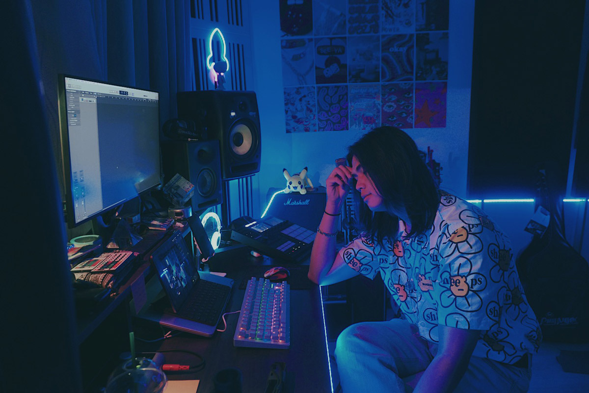 CHARLES trong studio tại gia của mình | Nguồn Huỳnh Phương Duy Charles trong studio tại gia của mình | Nguồn: Huỳnh Phương Duy