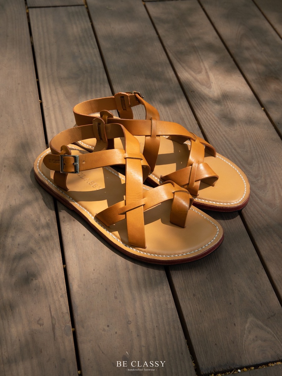Vào những ngày cuối tuần khi đi dạo phố hoặc du lịch Sandals là lựa chọn hoàn hảo để thay thế cho đôi dép lê mà bạn hay dùng Bạn phối Sandals với quần kaki xắn gấu hay quần shorts đều được Vào những ngày cuối tuần khi đi dạo phố hoặc du lịch Sandals là lựa chọn hoàn hảo để thay thế cho đôi dép lê mà bạn hay dùng Bạn phối Sandals với quần kaki xắn gấu hay quần shorts đều được