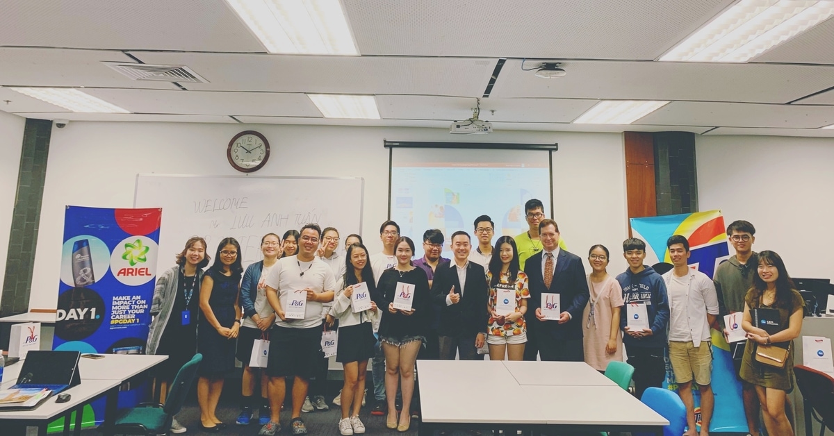 Buổi chia sẻ của Anh Tuấn và các bạn sinh viên RMIT | Nguồn Anh Tuấn cho Vietcetera Anh Tuấn chia sẻ tại RMIT