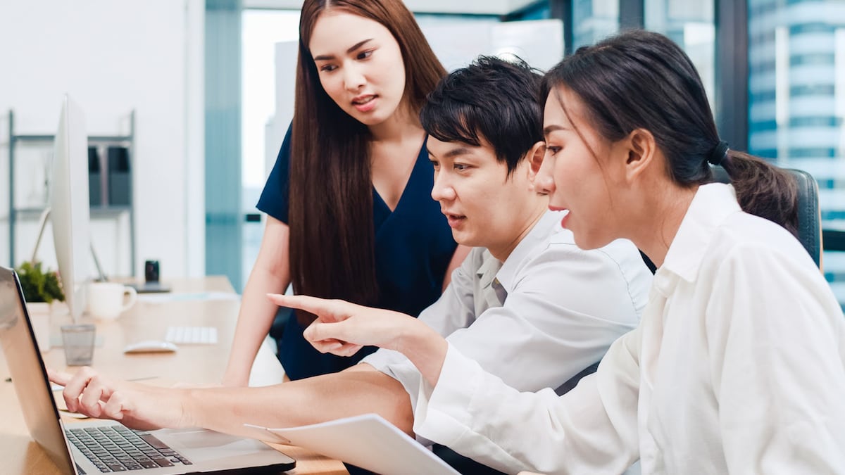 Tại sao phải mang một bộ mặt thứ hai khi đi làm4