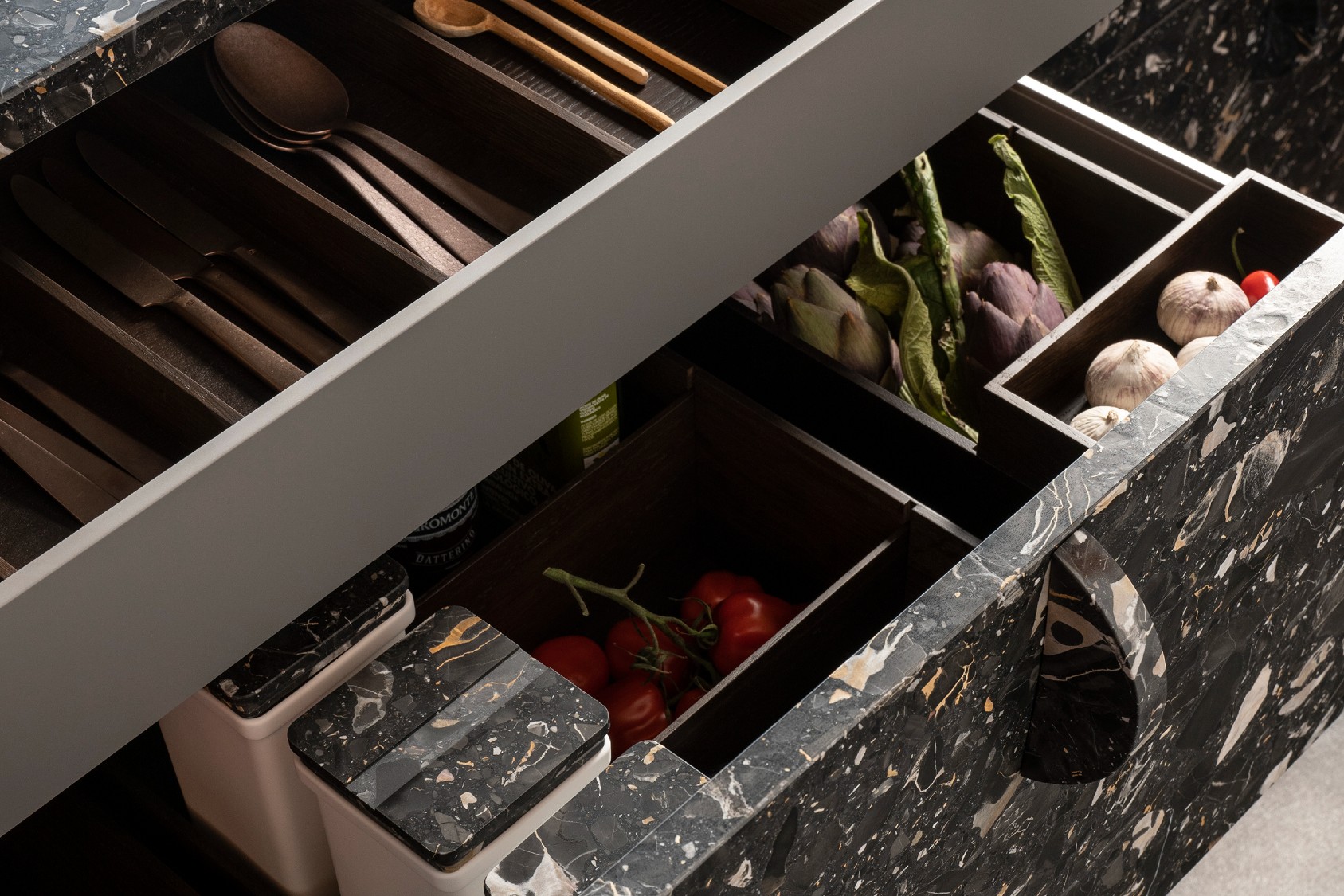 Clear basic drawers and matching containers for fresh foods | Source Poggenpohl Vietnam Clear basic drawers and matching containers for fresh foods | Source: Poggenpohl Vietnam