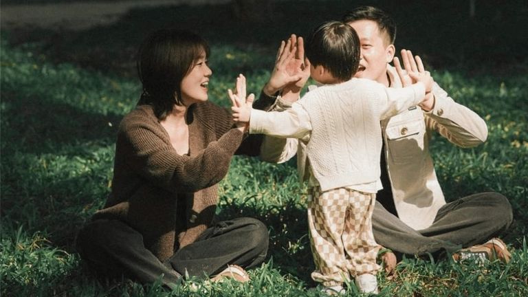 “I love you” is rarely in the love dictionary of many Viets. Rather, love is expressed through something subtler. | Source: Vania via Pinterest