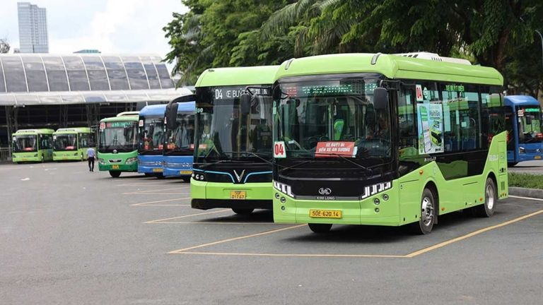 134 routes in Ho Chi Minh City and 45 routes in Hanoi will be in the fee waiver scheme. | Source: Lao Dong