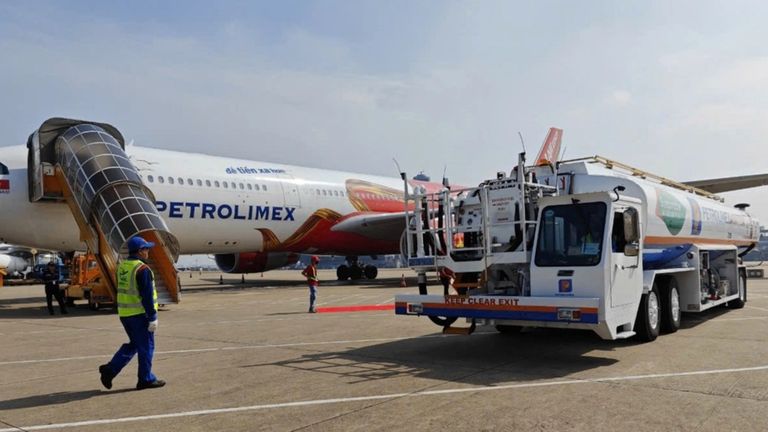 Vietnam cuts flights as fuel grows scarce amid Middle East tensions. | Source: Tuoi Tre
